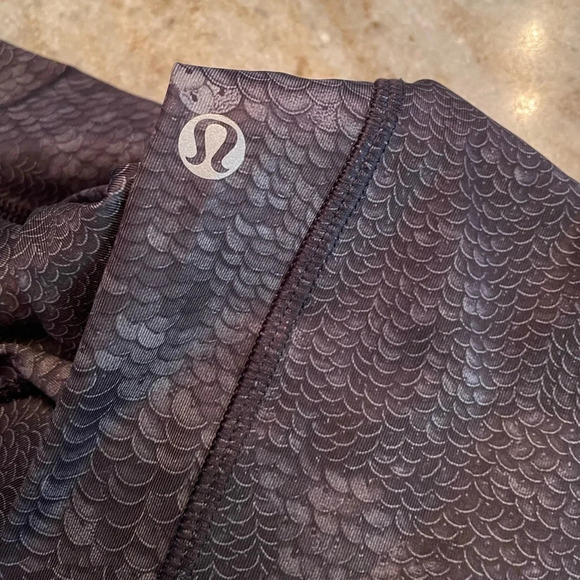 Lululemon Speed Tight II *Full-On Luxtreme
Sequin Snake Slate Black / Black - Picture 11 of 11